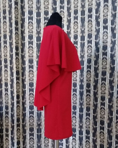 Vestido corto con capa en rojo cereza