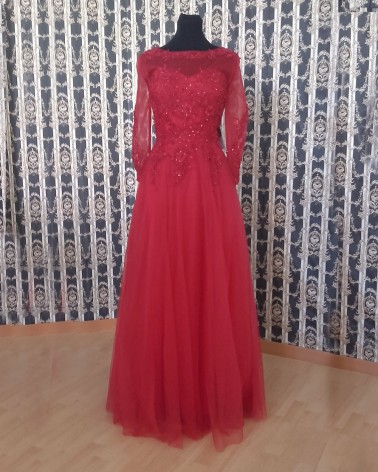 Vestido largo rojo con tul bordado y pedrería