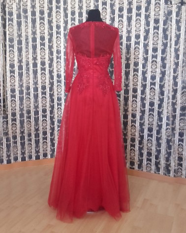 Vestido largo rojo con tul bordado y pedrería