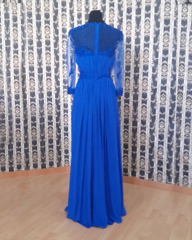 Vestido Azul eléctrico con diseño de encaje y pedrería en tul