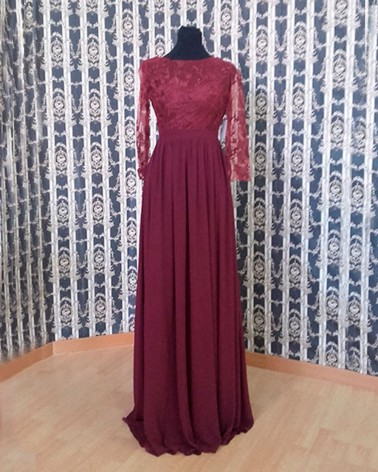 Vestido largo burdeos con cuerpo de encaje y mangas francesas