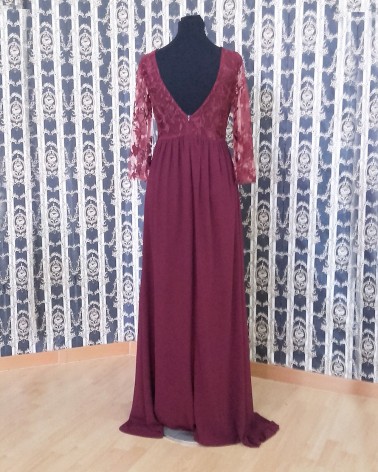 Vestido largo burdeos con cuerpo de encaje y mangas francesas