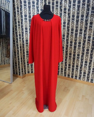 Vestido largo rojo con capa incorporada y escote joya