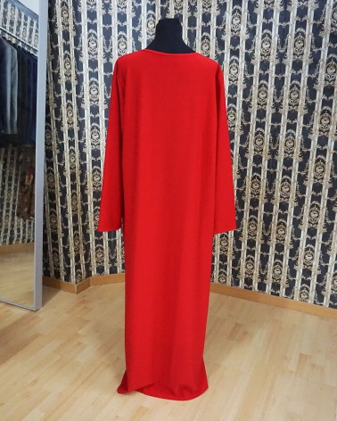 Vestido largo rojo con capa incorporada y escote joya