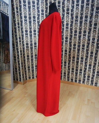 Vestido largo rojo con capa incorporada y escote joya