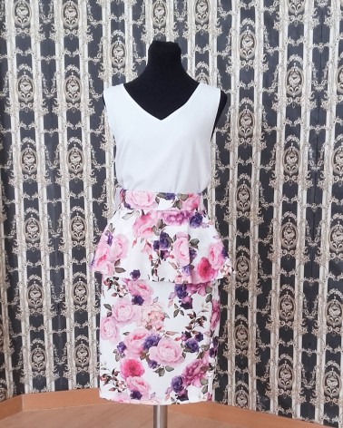Falda lápiz floral con peplum
