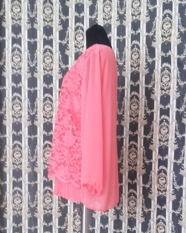 Blusa rosa con encaje floral y detalle plisado