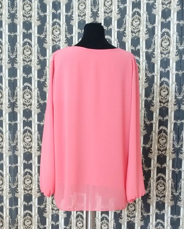 Blusa rosa con encaje floral y detalle plisado