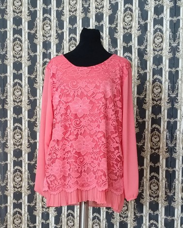 Blusa rosa con encaje floral y detalle plisado