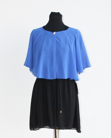 Capa azul corta broche de flor