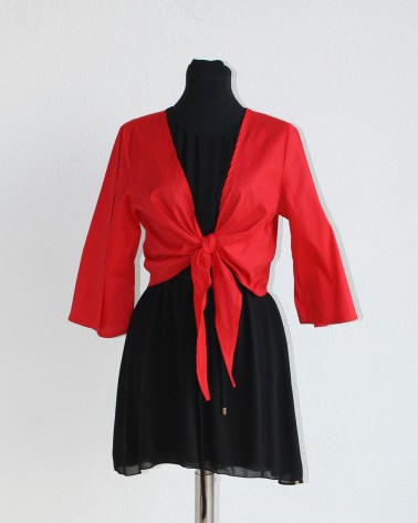 Bolero rojo con lazada delantera y manga francesa
