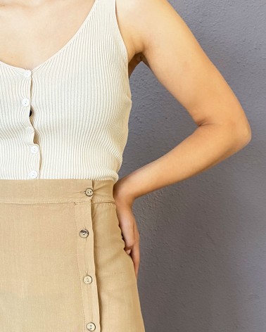 Falda beige de corte midi con botonadura lateral