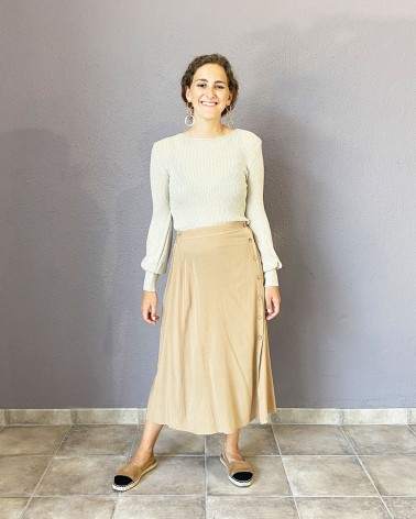 Falda beige de corte midi con botonadura lateral