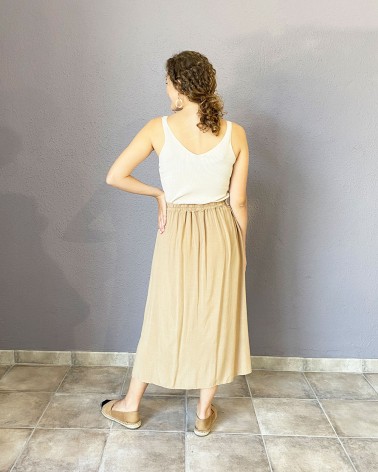 Falda beige de corte midi con botonadura lateral