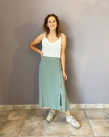 Falda tobillera verde con abertura frontal y botones