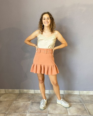 Mini falda con volante rosa cálido