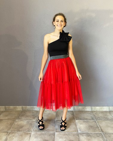 Falda roja de tul con textura plumeti