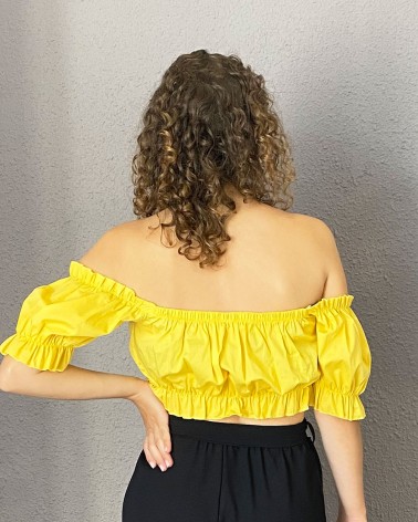 Top hombros al aire de manga corta amarillo