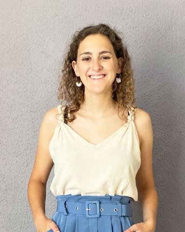 Top beige de tirantes con nudos y escote en pico