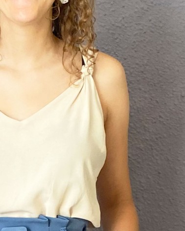 Top beige de tirantes con nudos y escote en pico