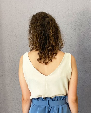 Top beige de tirantes con nudos y escote en pico