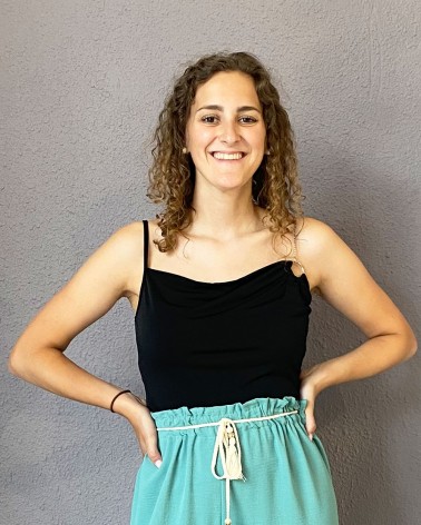 Top asimétrico negro con anilla metálica