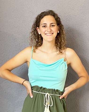 Top asimétrico azul turquesa con anilla metálica