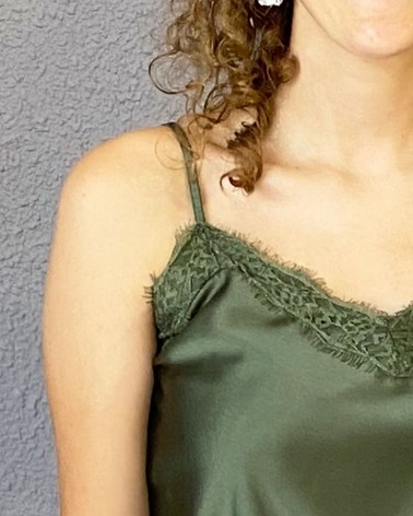 Camiseta lencera de encaje y raso de tirantes verde oliva    LACA16572-1a