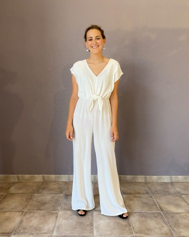 Mono blanco con pantalón ancho elegante y sofisticado