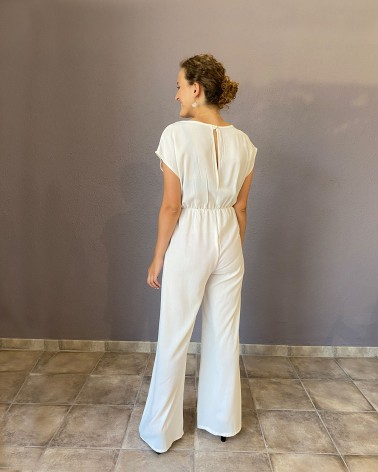 Mono blanco con pantalón ancho elegante y sofisticado