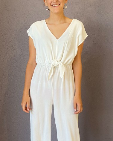 Mono blanco con pantalón ancho elegante y sofisticado