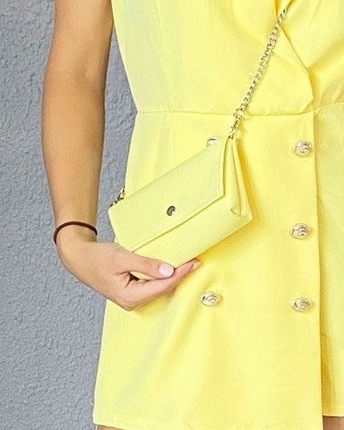 Mono corto con bolso amarillo