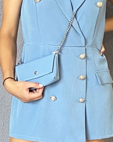 Mono corto estilo blazer azul con bolso a juego