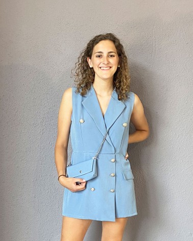 Mono corto estilo blazer azul con bolso a juego