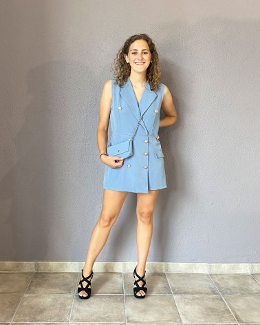 Mono corto estilo blazer azul con bolso a juego