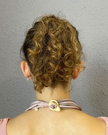 Collar rígido de tiras bicolor en rosa nude y topo con cierre dorado decorativo