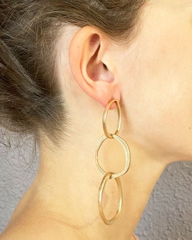 Pendientes largos dorados con aros entrelazados