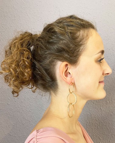 Pendientes largos dorados con aros entrelazados