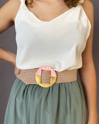 Cinturón trenzado beige con hebilla circular bicolor rosa y dorado