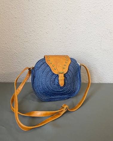 Bolso bandolera redondo azul marino con solapa de piel sintética marrón y tachuelas