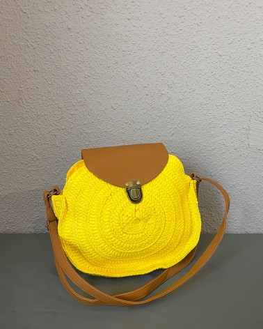 Bolso bandolera redondo amarillo con solapa de piel sintética marrón
