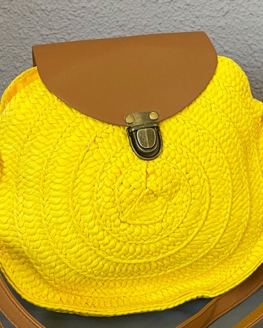 Bolso bandolera redondo amarillo con solapa de piel sintética marrón
