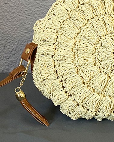 Bolso redondo de rafia trenzada con correa de cuero