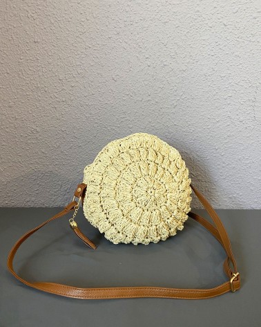 Bolso redondo de rafia trenzada con correa de cuero