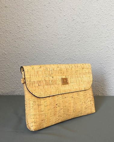 Clutch de corcho natural con solapa y cierre magnético