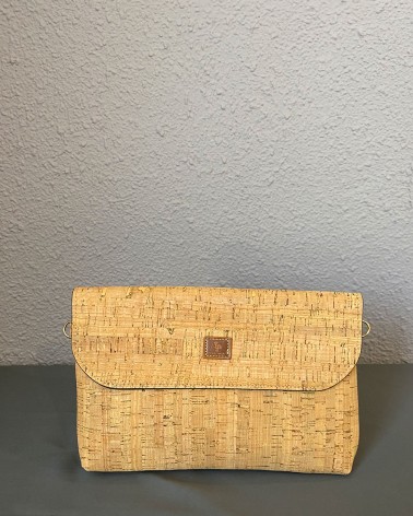 Clutch de corcho natural con solapa y cierre magnético
