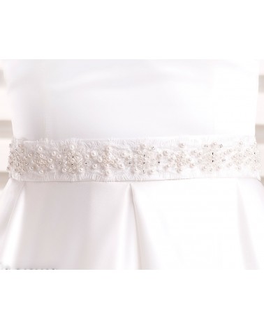 Cinturón de novia con diseño de perlas sobre encaje chantillí