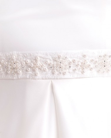 Cinturón de novia con diseño de perlas sobre encaje chantillí